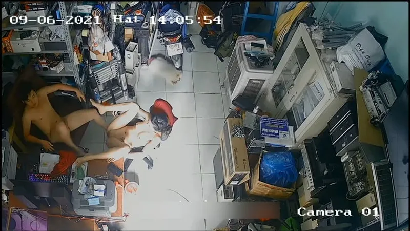 Cô vợ ông chồng địt trộm trong của hàng máy tính