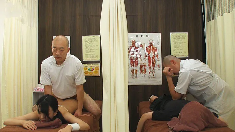 Dẫn cô bạn gái đi mát-xa rồi bị đụ cạnh bên mà không hề hay biết