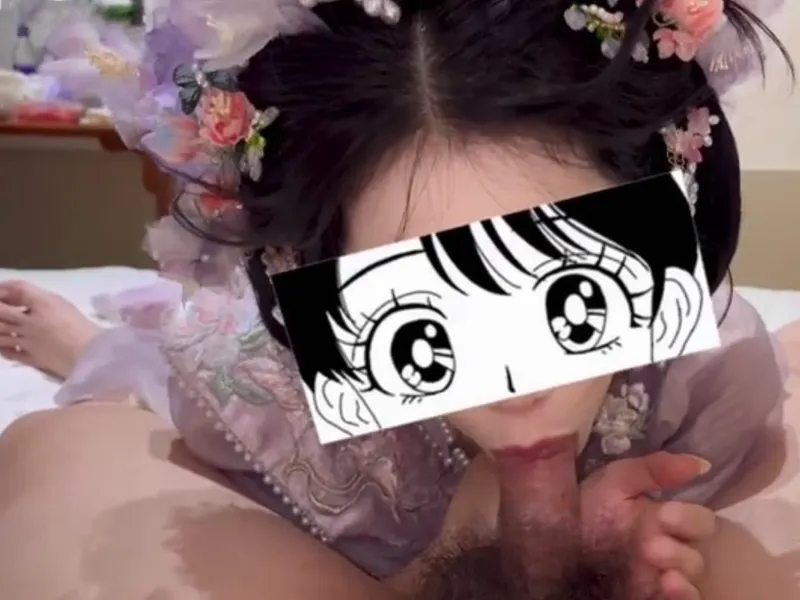 Gái xinh trong bộ đồ hoa nhỏ liếm buồi cực đã